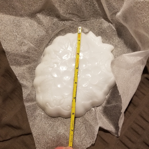 Vintage Milkglass grapes - Picture 7 of 13